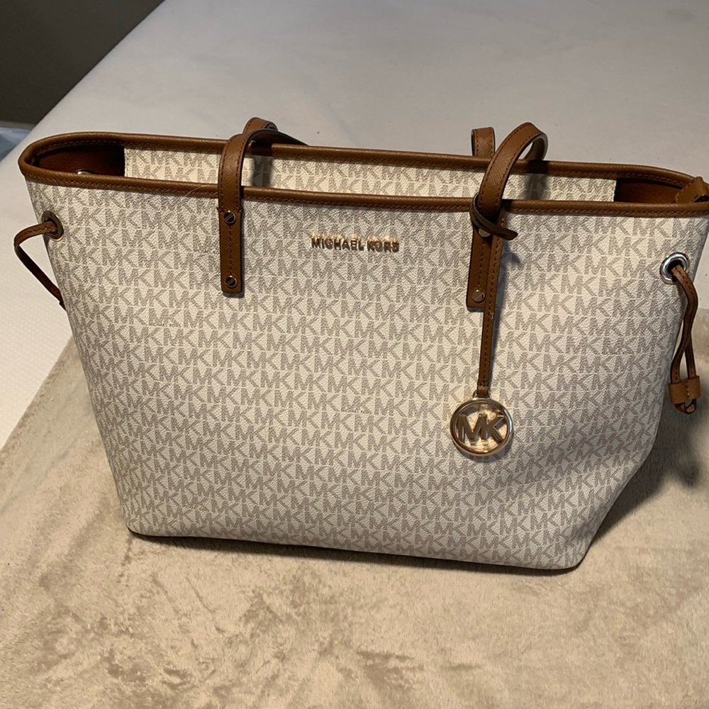 Like new Michael Kors handbag . Very nice only used a few times .